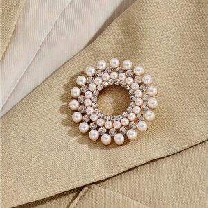 Luxury Round Brooch Pin - Alloy with Rhinestones and Imitation Pearls